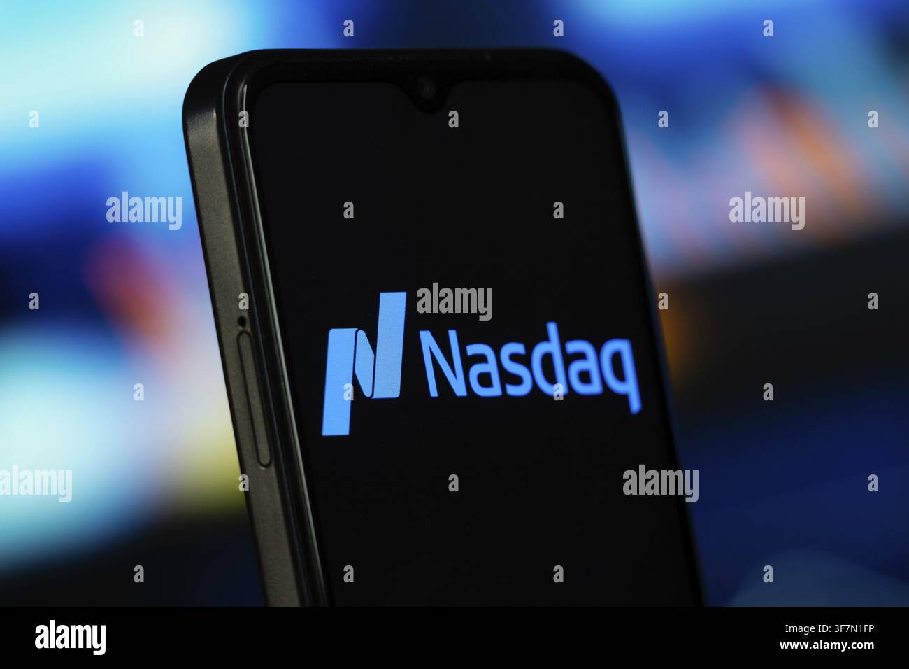 New York, Stati Uniti - 8 luglio 2026: Il logo Nasdaq è visibile su uno smartphone Foto Stock