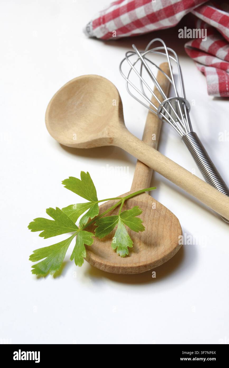 Cucchiaio da cucina e prezzemolo, erba, Petroselinum crispum Foto Stock