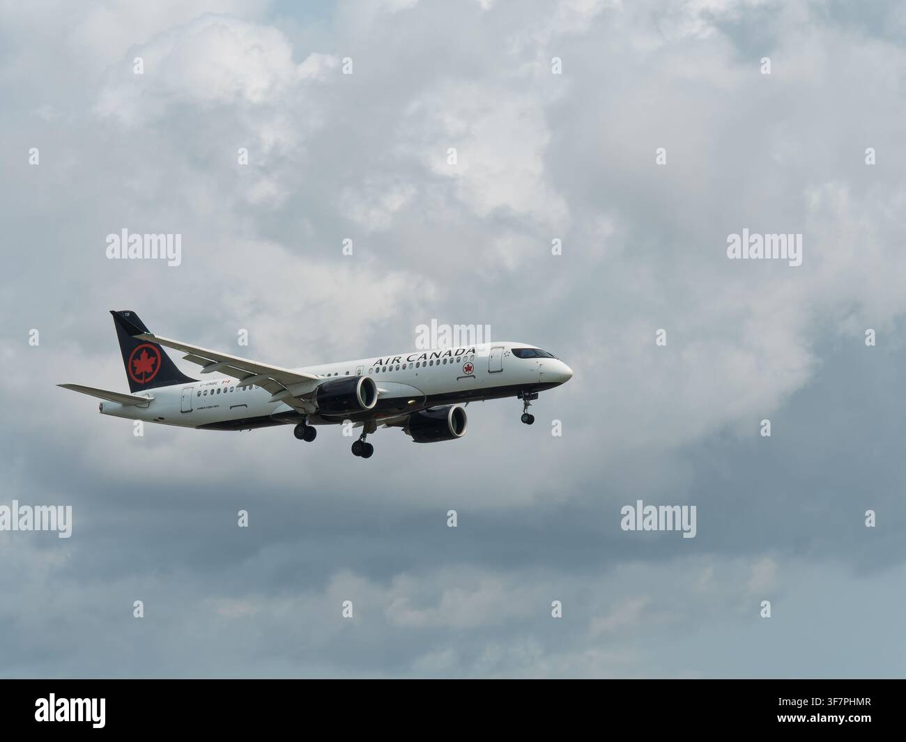 Air Canada Airbus A220-300 in fase di atterraggio all'aeroporto internazionale di Montréal–Trudeau Foto Stock