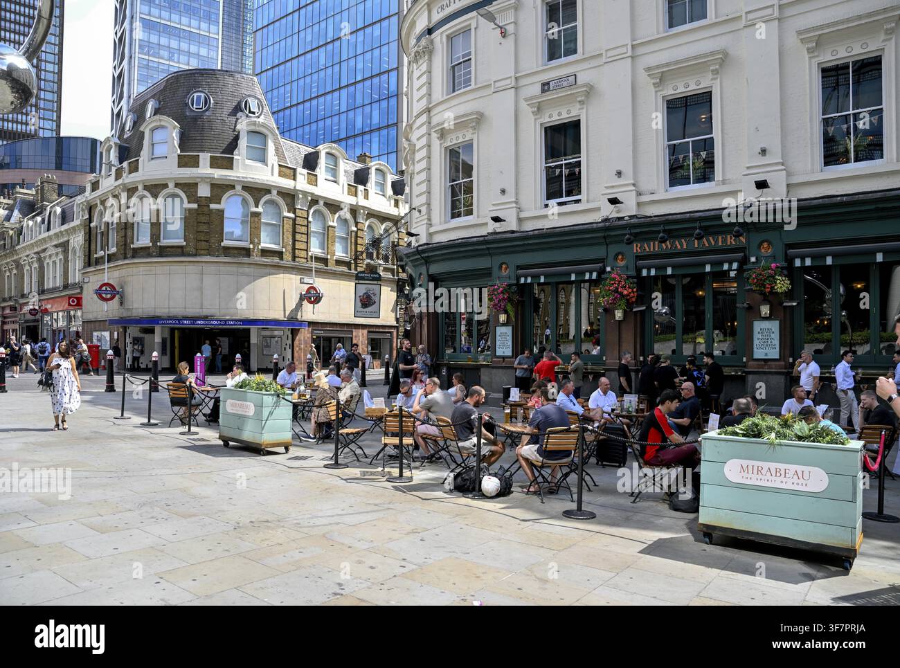 Pub Railway Tavern, Stazione di Liverpool Street, Distretto di Broadgate, City of London, Londra, Inghilterra, Regno Unito, Regno Unito Foto Stock