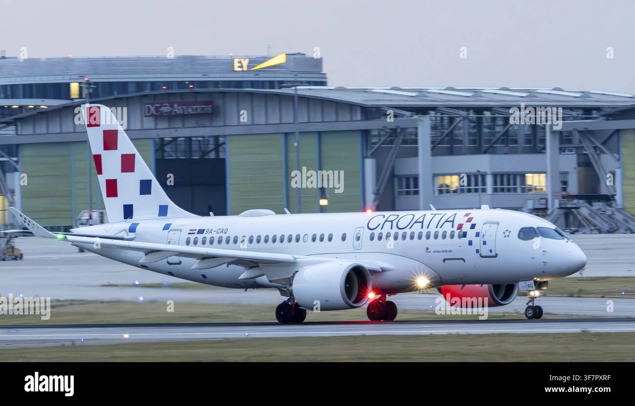Stoccarda, Germania, 3 agosto 2026: Un Airbus A220-300 di Croatia Airlines con il codice 9A-CAQ rotola all'aeroporto di Stoccarda. L'aereo moderno porta Foto Stock