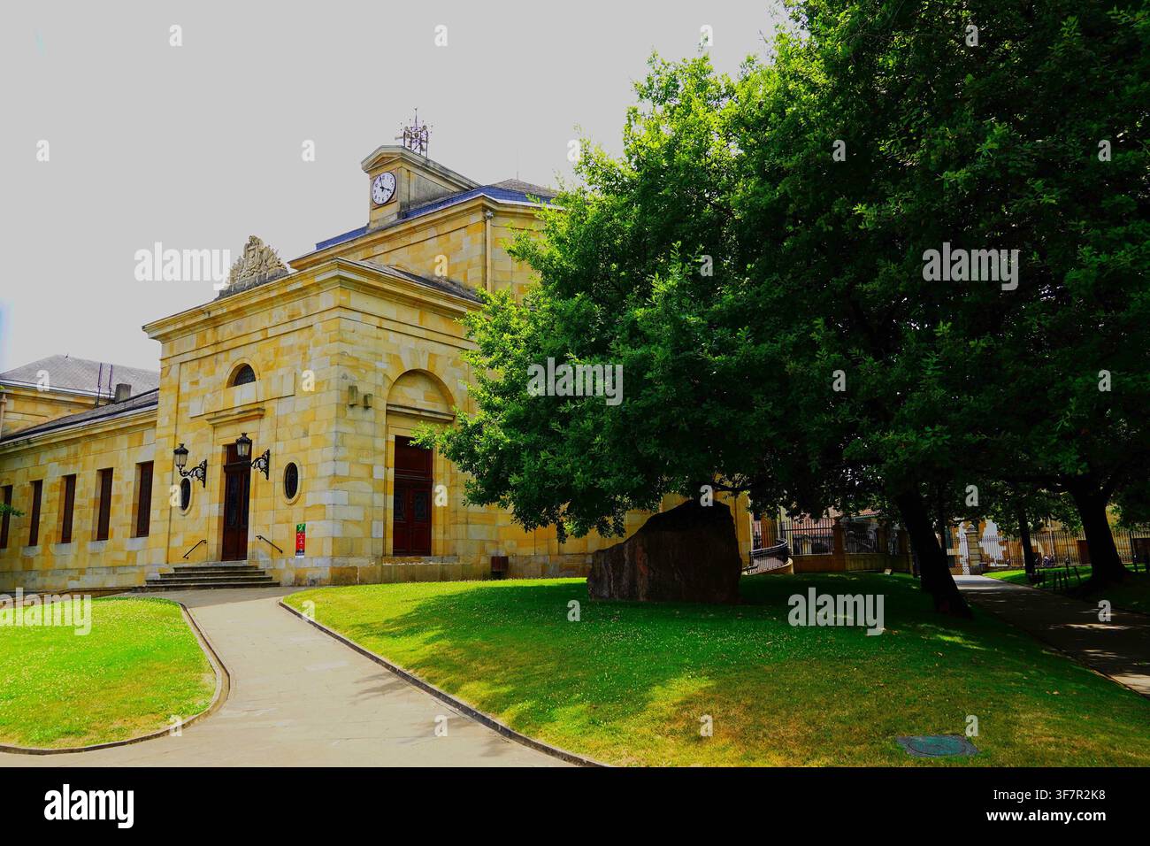 Vista dell'edificio storico dell'Assemblea basca, a Gernika, Spagna Foto Stock