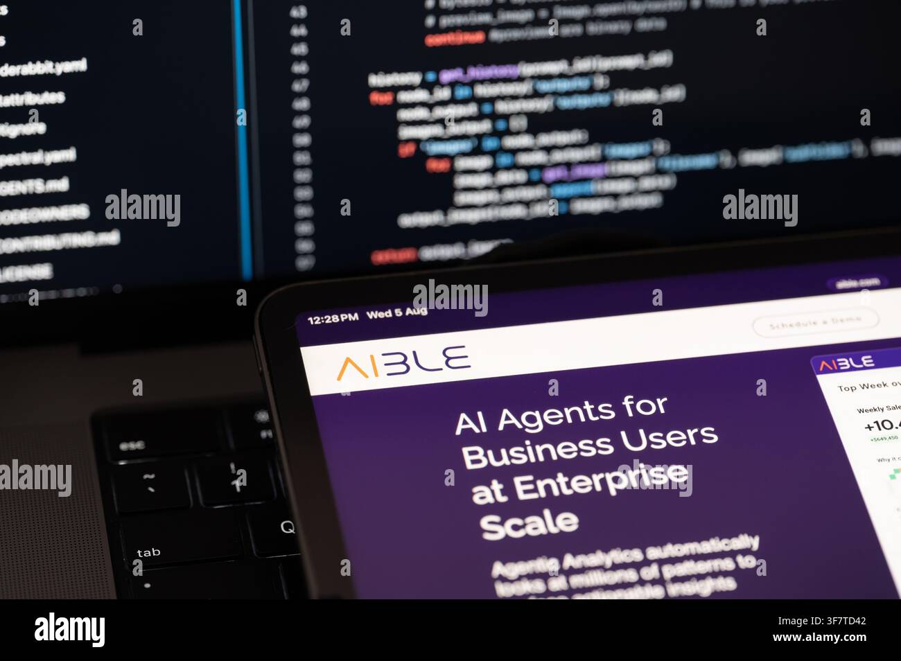 New York, USA – 5 agosto 2026: Pagina web della società Aible Ai su sfondo di codice di programma di computer in primo piano Foto Stock