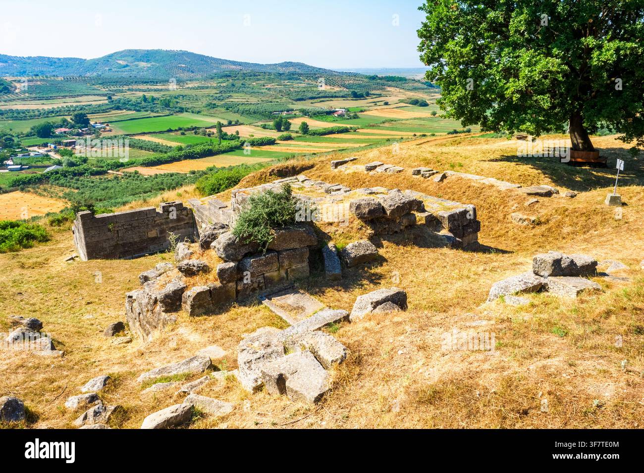 Resti del muro di fortificazione di Apollonia, uno dei monumenti più grandi e significativi della città, che riflette la scala, l'importanza strategica e l'urbanistica dell'insediamento antico – Parco Archeologico di Apollonia, Albania Foto Stock