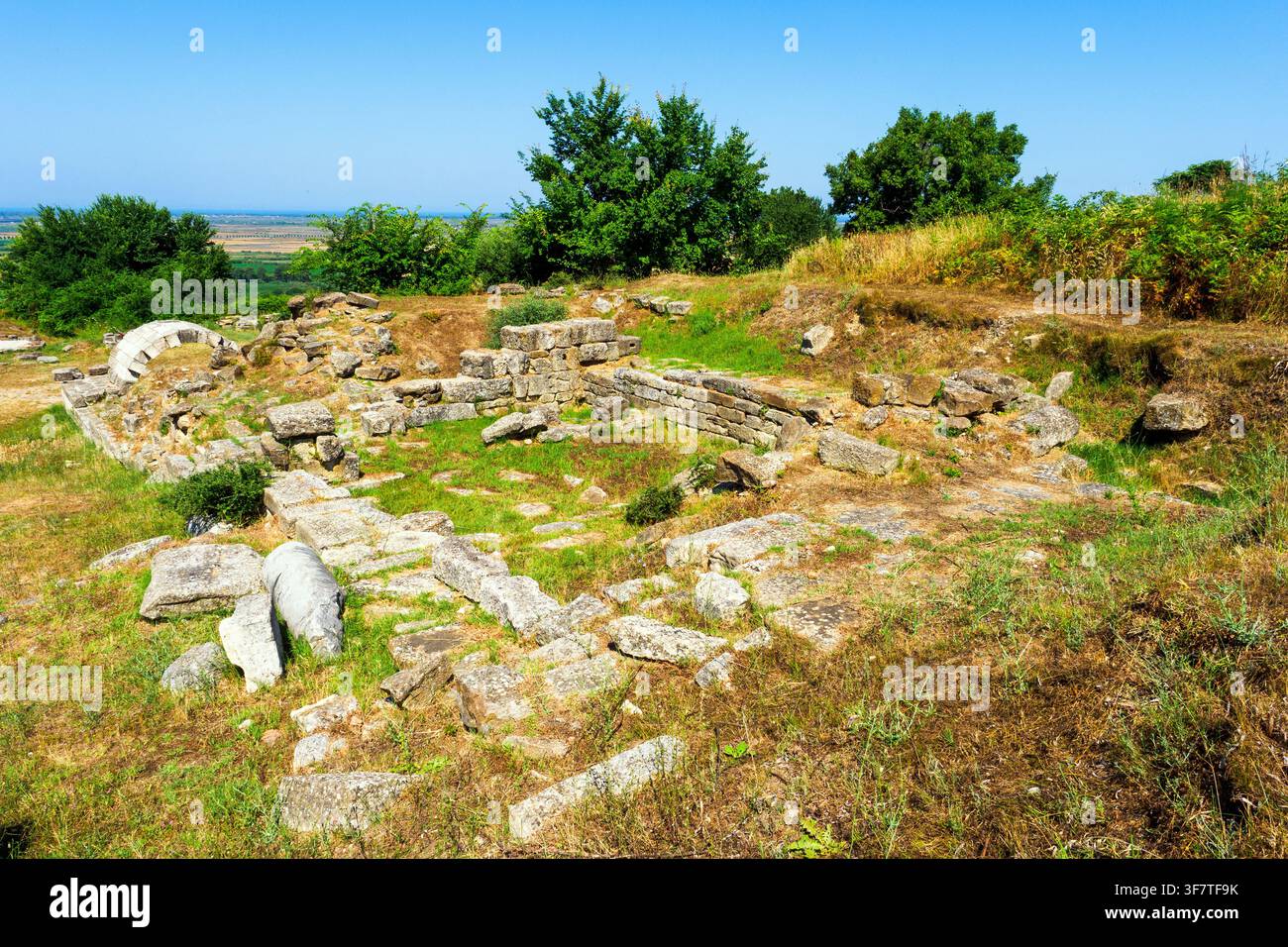 Tempio. La mancanza di iscrizioni rende difficile sapere a quale divinità era dedicato il tempio. La sua posizione all'ingresso dell'agora e la divisione della cella in tre navate potrebbe suggerire un Campidoglio (tempio dedicato a Giove, Giunone e Minerva) - Parco Archeologico di Apollonia, Albania Foto Stock