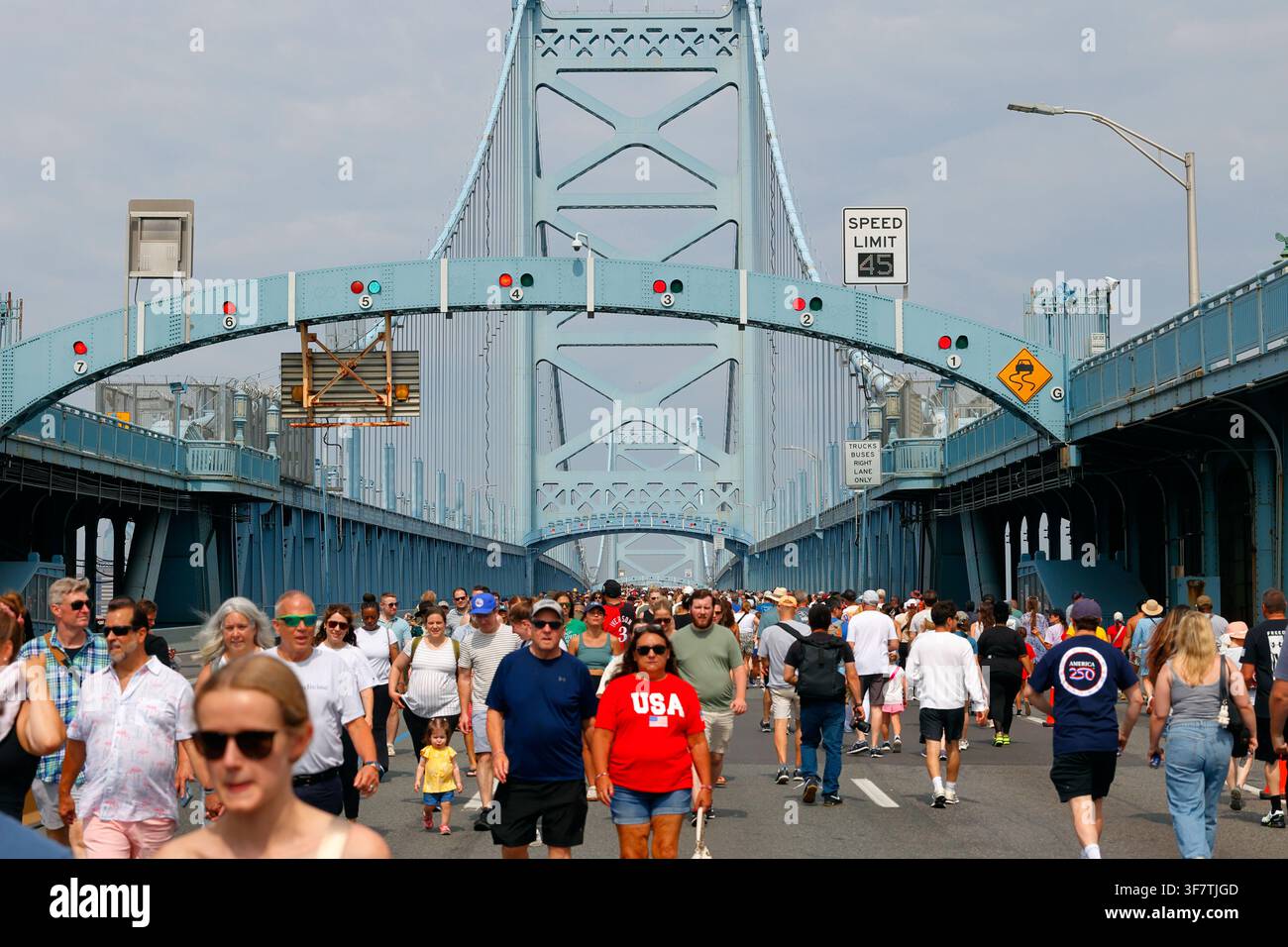 11 luglio 2026, Filadelfia. Persone che camminano sulla strada principale del ponte Ben Franklin celebrando il 100° anniversario del ponte, l’America a 250 anni Foto Stock
