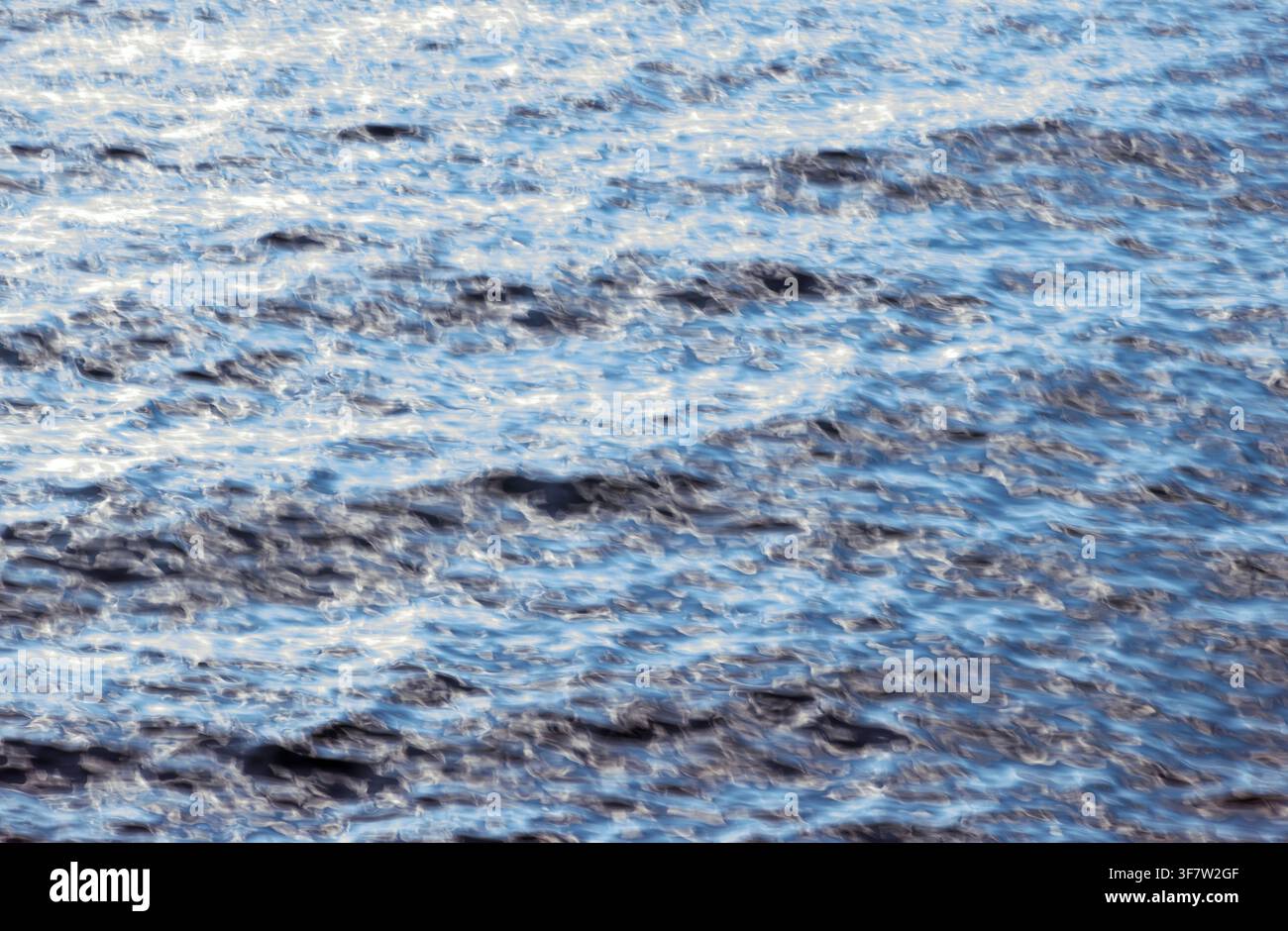Movimento superficiale sulla riva del Lago Lemano, Svizzera. Gennaio 2023, Clarens, CH. Foto Stock