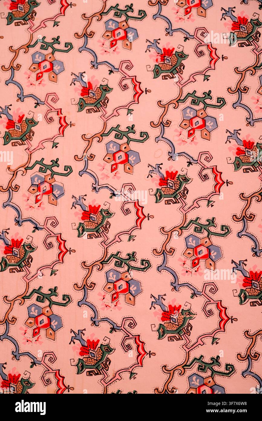 Carta da parati e moquette a motivi in un angolo di una casa di campagna inglese nell'Essex Foto Stock