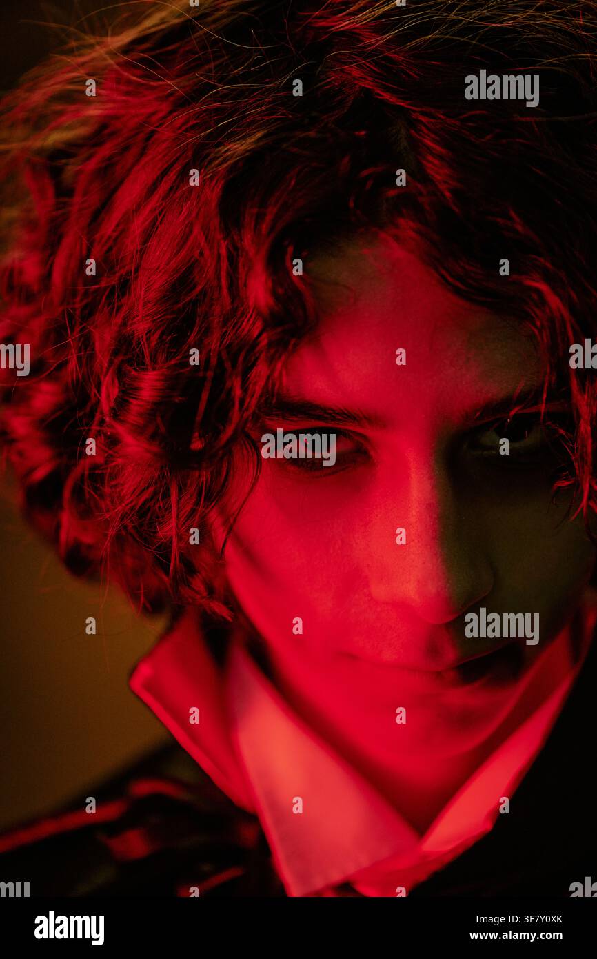 Ritratto di un ragazzo adolescente che indossa un costume da vampiro per Halloween Foto Stock