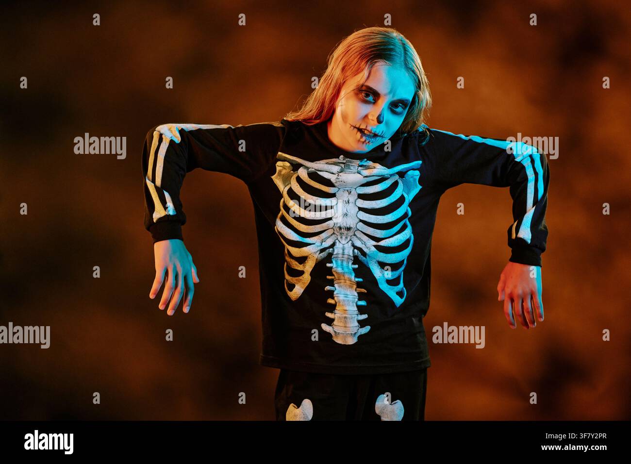 Ritratto di un bambino con costume da scheletro che celebra Halloween Foto Stock