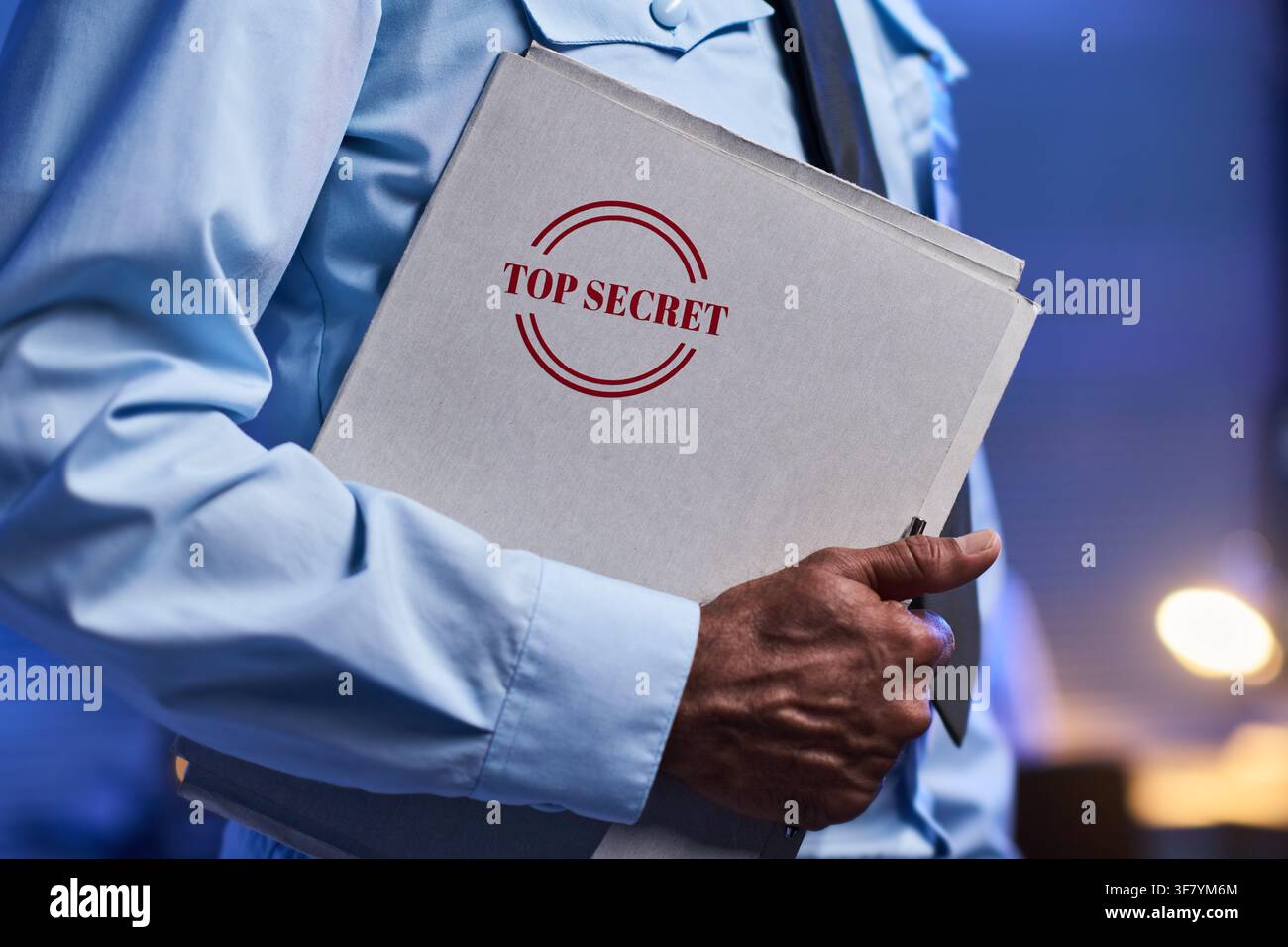 Uomo che tiene una cartella con timbro top secret Foto Stock