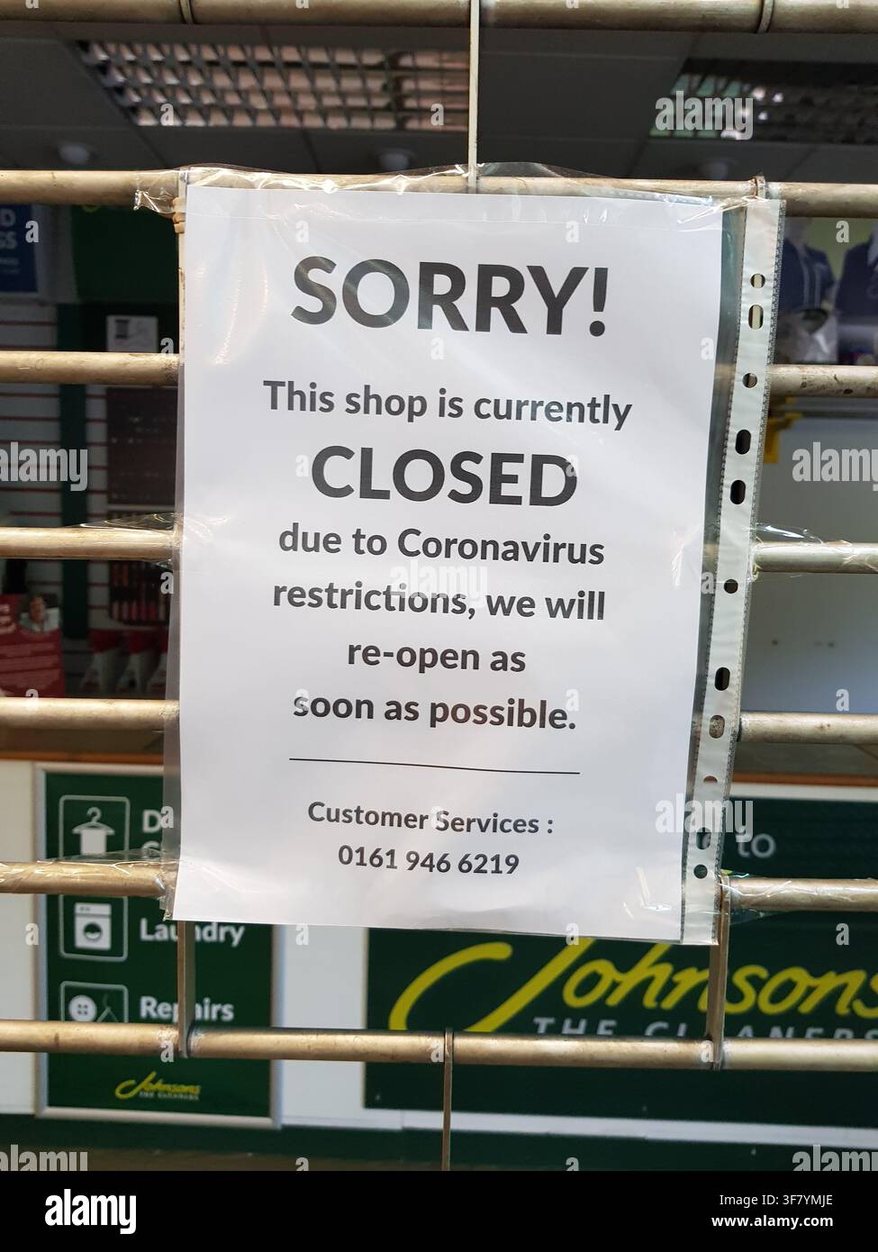 Avviso di chiusura temporanea per Covid-19 presso Johnsons The Cleaners, Hempstead Valley Shopping Centre, Gillingham, Kent, Regno Unito – Maggio 2020 Foto Stock