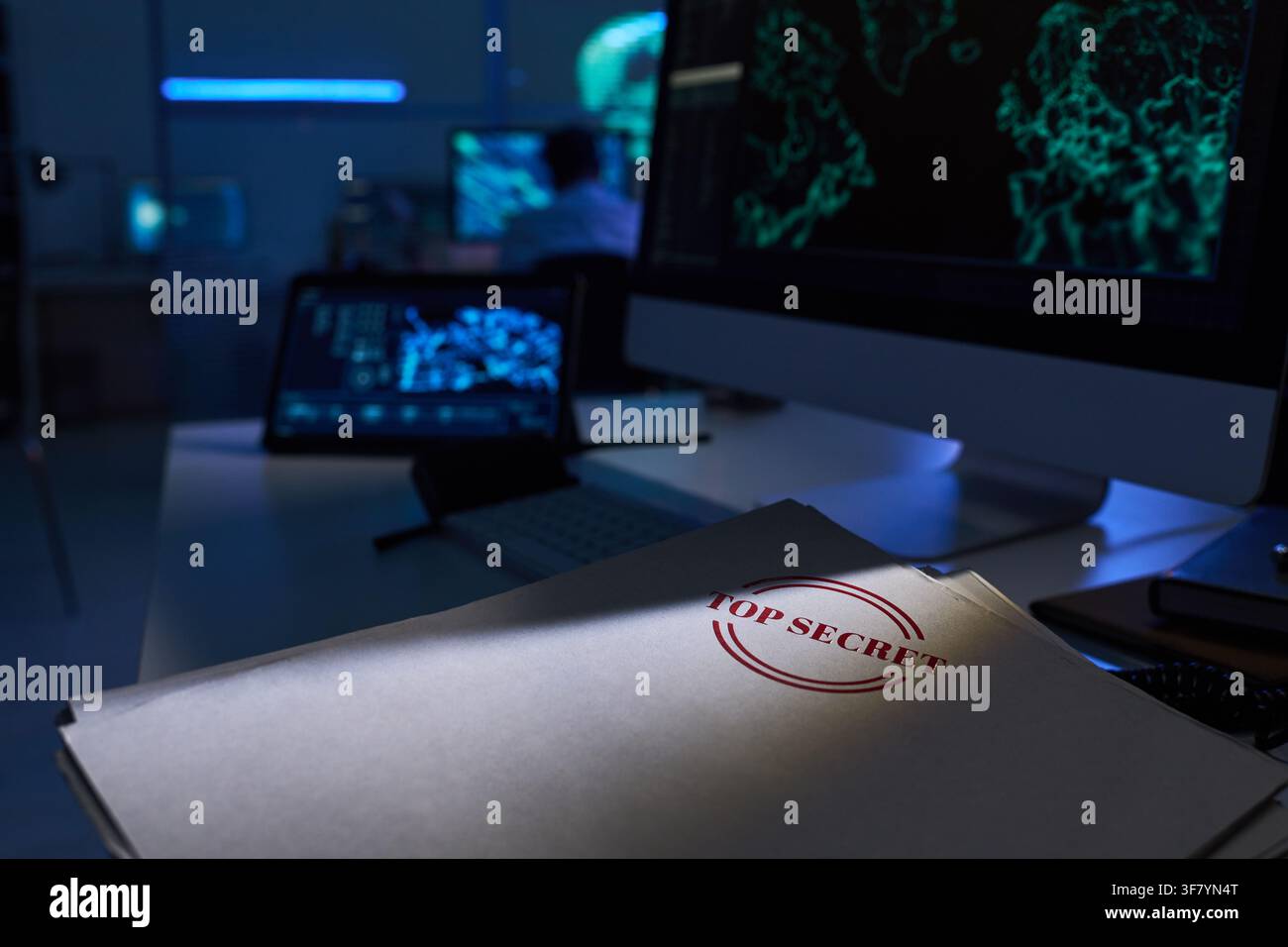 Cartella di documenti top secret sulla scrivania nella sala di controllo della sicurezza informatica Foto Stock