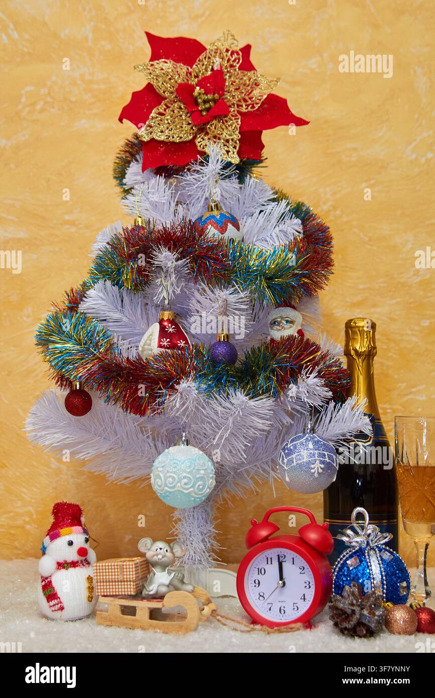 Auguri di Buon Anno sfondo giallo con albero di Natale Foto Stock