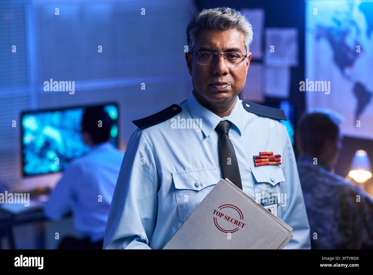 Ritratto di un ufficiale militare indiano di mezza età che tiene una cartella top secret Foto Stock