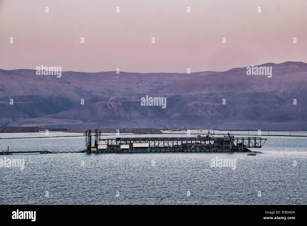 Struttura industriale sul Mar Morto come simbolo di progresso congelato Foto Stock