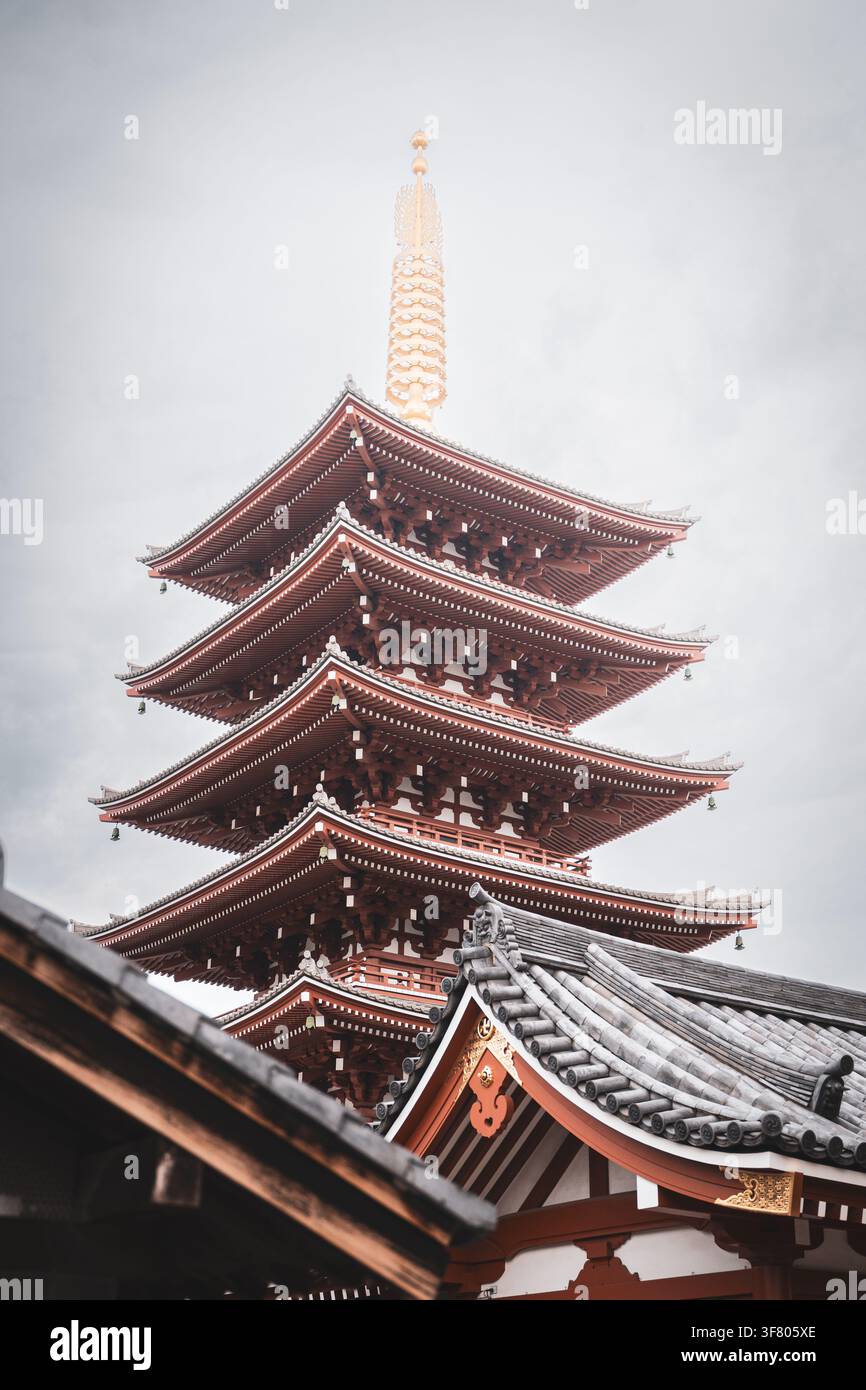 Pagoda a cinque piani sotto un cielo nuvoloso in Giappone Foto Stock