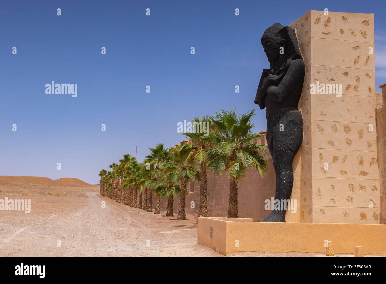 Porta principale degli Atlas Studios, il più grande studio cinematografico del mondo secondo una Foto Stock