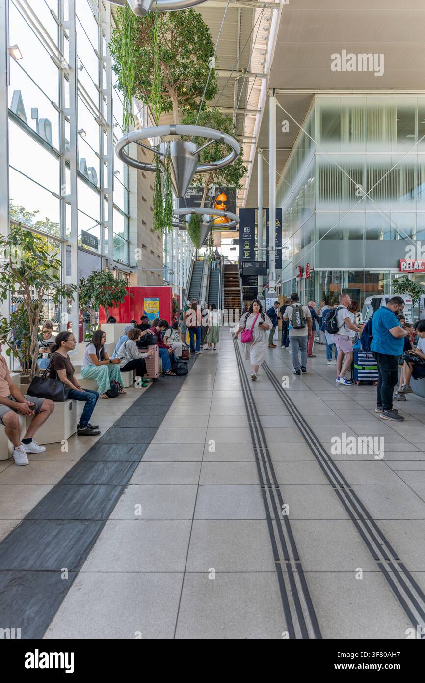 La stazione di Angers Saint-Laud è stata rinnovata nel 2001 e gestisce treni da Nantes a Parigi, Lille e Strasburgo e fino a sud verso Marsiglia. Foto Stock