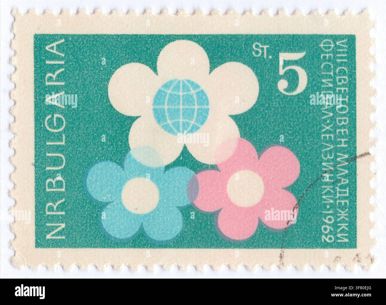 BULGARIA — 18 agosto 1962: francobollo da 5 stotinka verde, azzurro chiaro e rosa raffigura tre fiori stilizzati a cinque petali che si sovrappongono su uno sfondo verde bluastro. Il fiore bianco centrale racchiude un emblema globo azzurro chiaro, simboleggiante l'unità, l'amicizia e la pace internazionale della gioventù. Questo emblema fa parte di una serie commemorativa che celebra l'8° Festival mondiale della gioventù e degli studenti tenuto a Helsinki, in Finlandia, e riflette l'internazionalismo socialista, la diplomazia culturale della Guerra Fredda, la solidarietà globale e le tradizioni del movimento giovanile nella Repubblica Popolare di Bulgaria Foto Stock