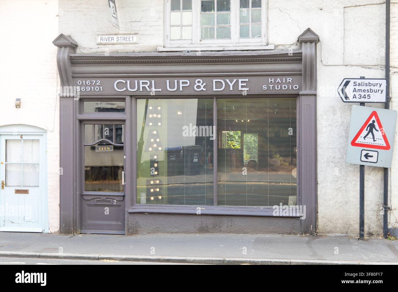 Curl Up and Dye nome scherzoso per un negozio di parrucchiere, Pewsey, Wiltshire, Inghilterra, Regno Unito Foto Stock