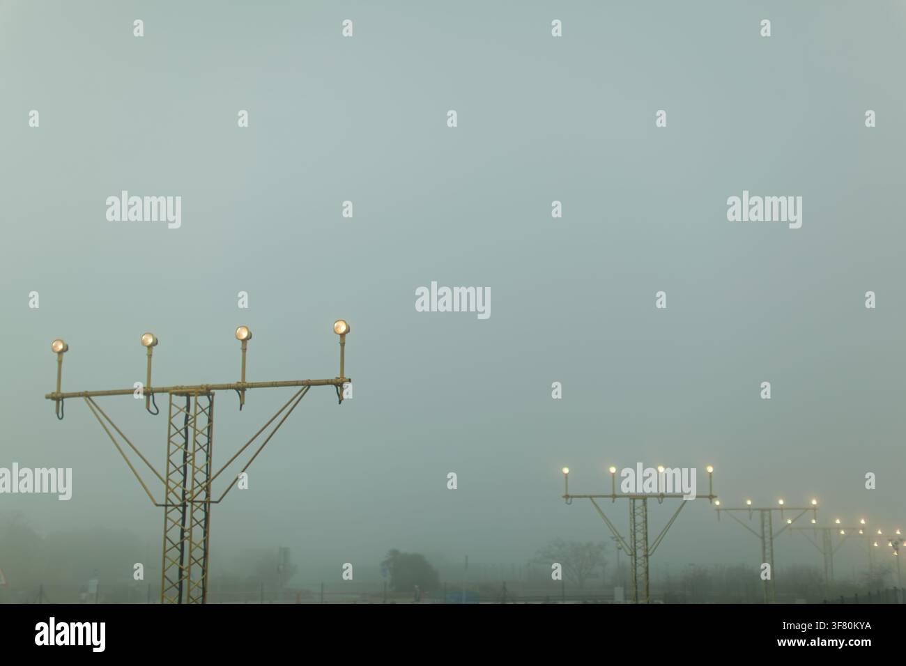 Luci della pista aeroportuale nella nebbia Foto Stock