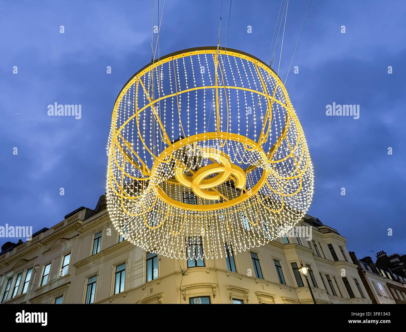 Decorazioni natalizie Chanel, New Bond Street, Londra - Immagine stock catturata con smartphone