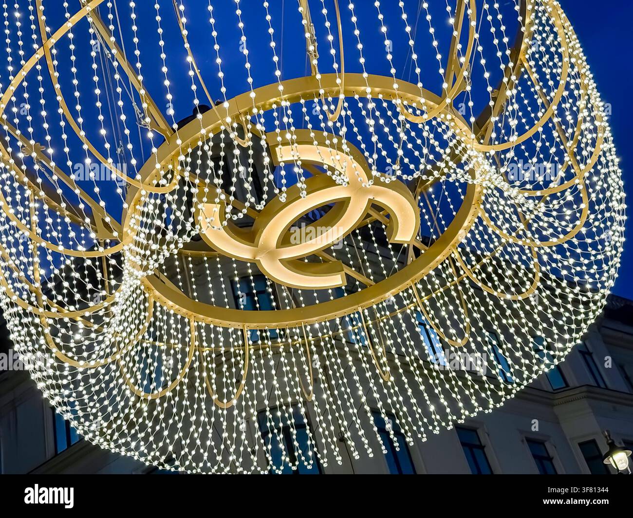 Decorazioni natalizie Chanel, New Bond Street, Londra - Immagine stock catturata con smartphone