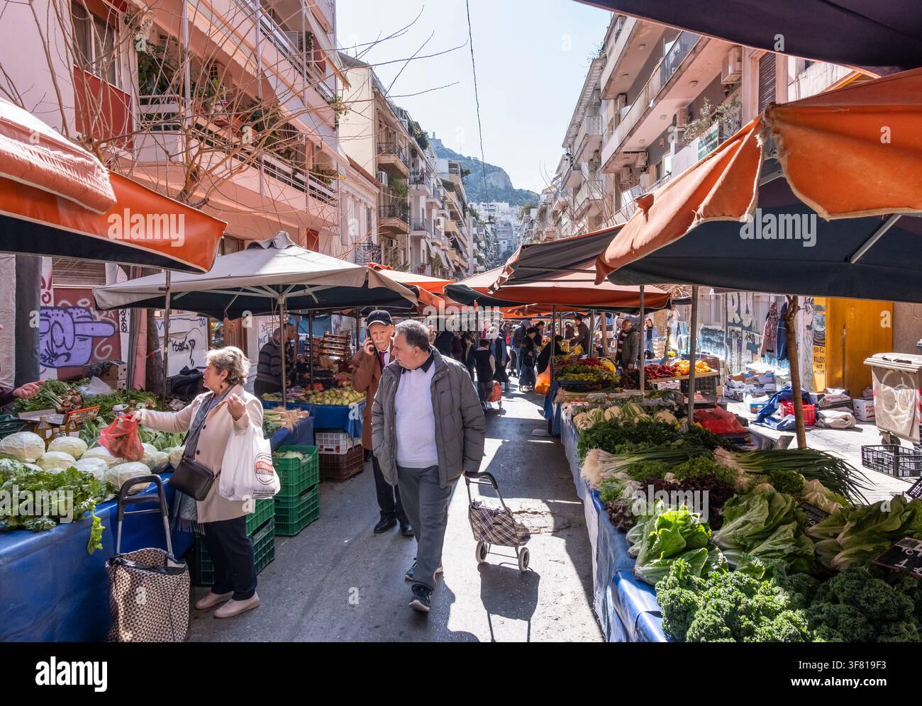Bancarelle di frutta e verdura al mercato di strada del sabato di Exarcheia, Exarcheia, Atene, Grecia. Foto Stock