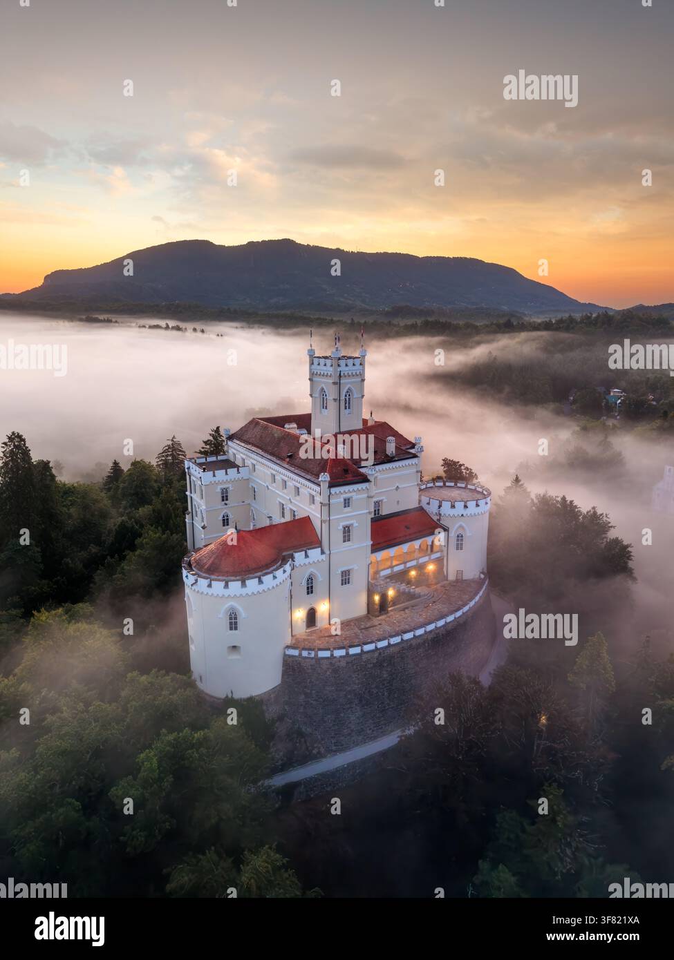 Il castello di Trakoscan si erge sopra la nebbia all'alba a Trakoscan, in Croazia. Foto Stock