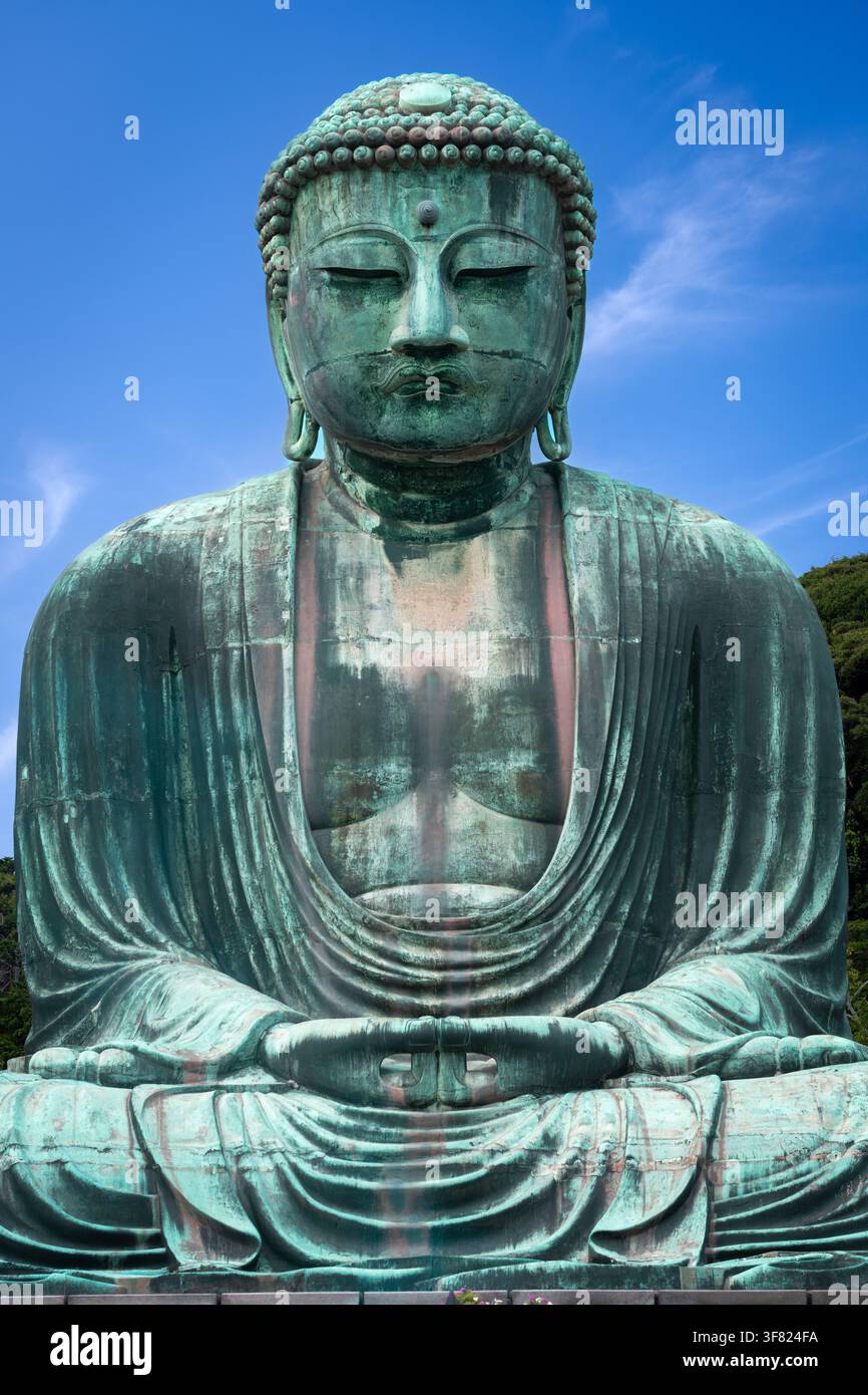 Il Grande Buddha (Daibutsu) adducendo il motivo del tempio Kotokuin a Kamakura, Giappone. Foto Stock