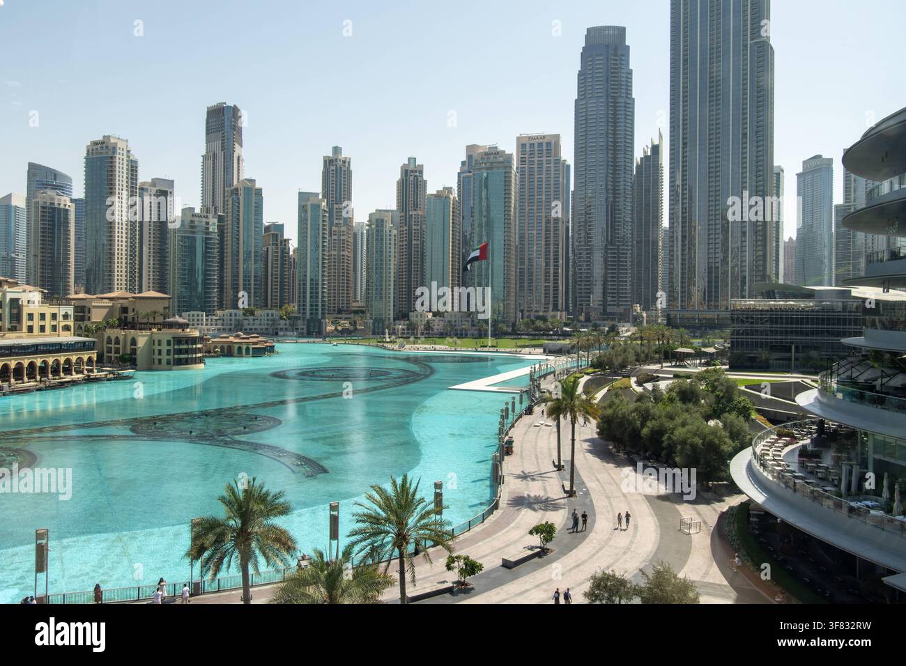 Vista sul lago turchese di Burj verso i grattacieli del centro di Dubai, scattata il 22 maggio 2024 a Dubai, Emirati Arabi Uniti. *** Foto Stock