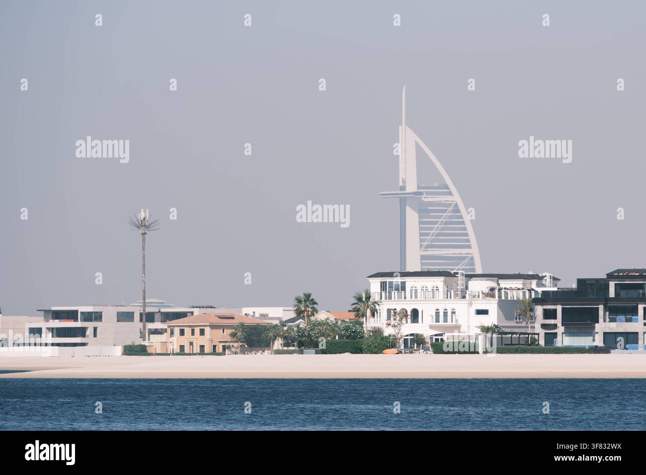 L'hotel Burj Al Arab appare dietro alle costruzioni costiere in aria afosa, ripreso il 22 maggio 2024 a Dubai, Emirati Arabi Uniti. *** The B Foto Stock