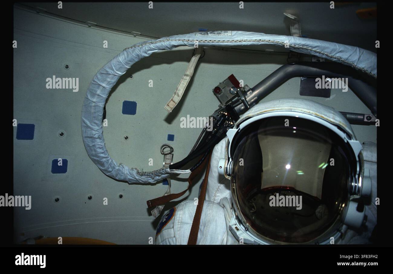 Unità di mobilità extraveicolare nella camera di equilibrio dello Space Shuttle OV-104, durante la missione STS-044. Foto Stock