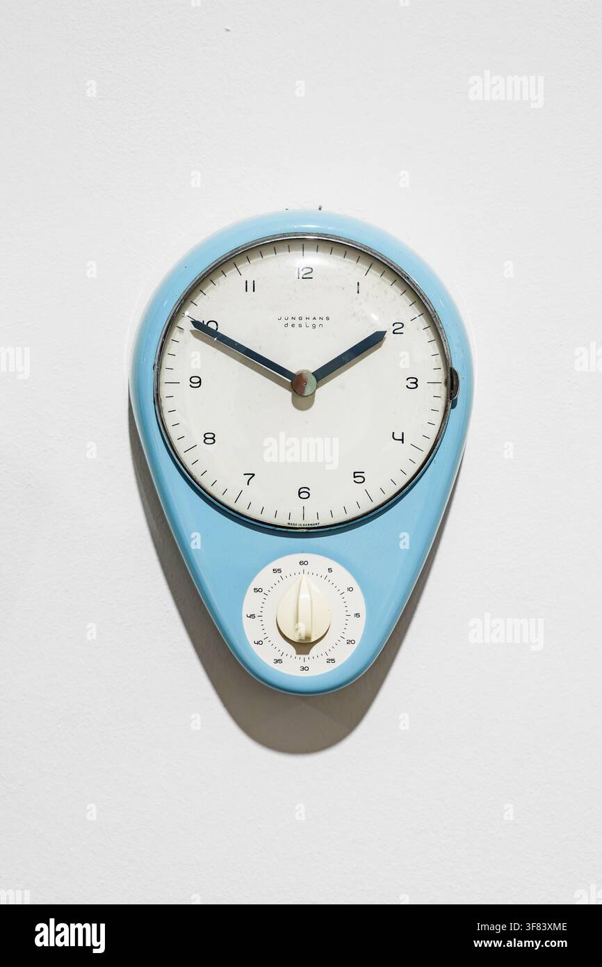 Orologio da cucina Junghans Max Bill in colore azzurro. Primo piano del design Bauhaus degli anni '50 con l'approccio "la forma segue la funzione" in Germania. Foto Stock