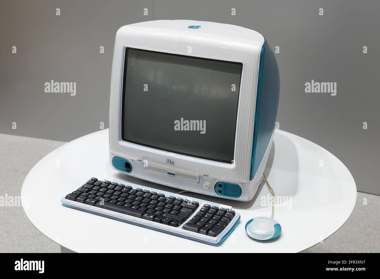 Apple Computer iMac G3 sul tavolo. Prodotto di consumo progettato da Jonathan Ive e lanciato nel 1998. Foto Stock