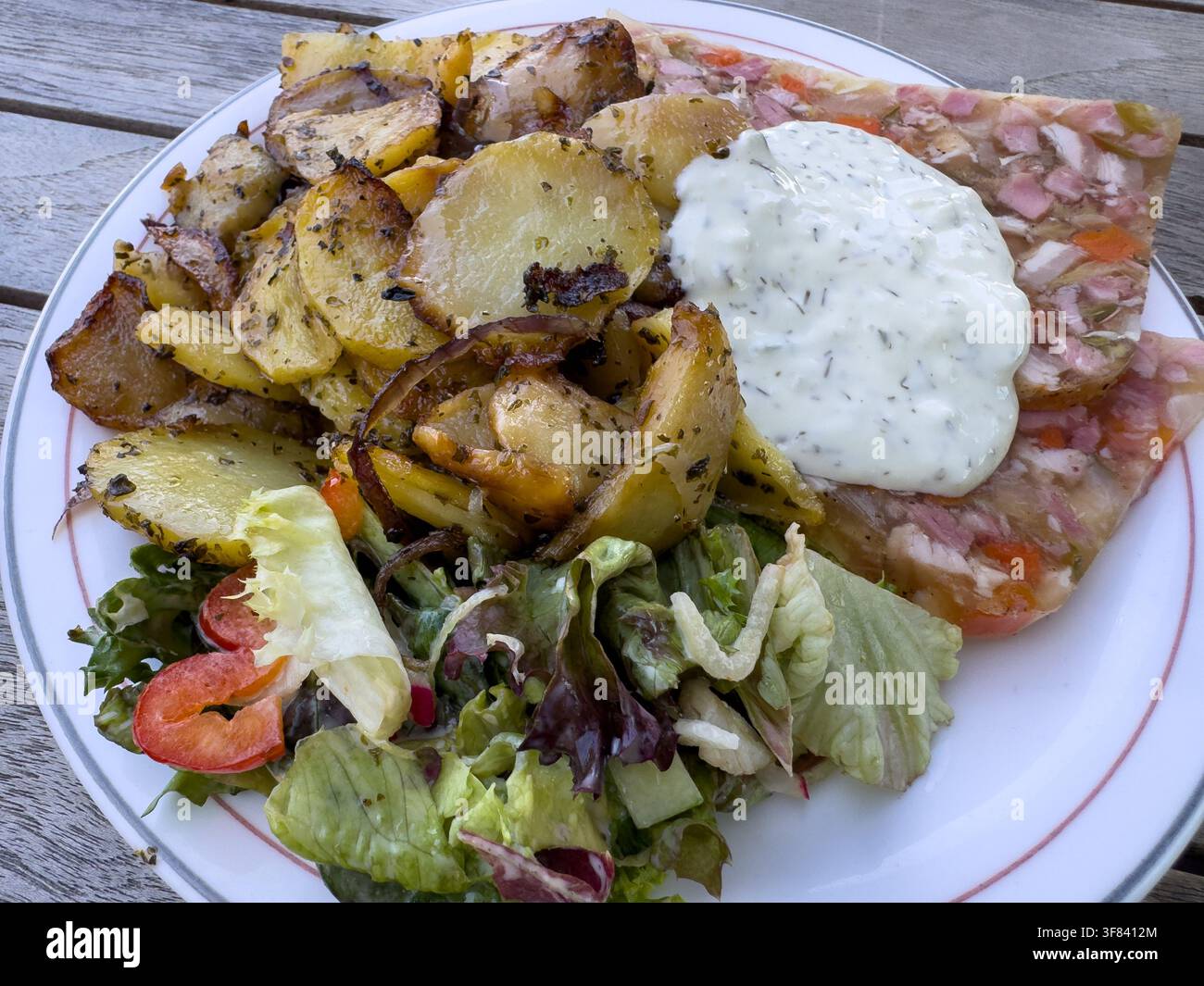 Aspic di maiale tedesco tradizionale con patate fritte – Cucina rustica fatta in casa e cibo confortante Foto Stock