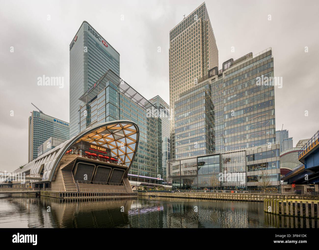 Crossrail Place e grattacieli di Canary Wharf riflessi nel North Dock di Londra Foto Stock