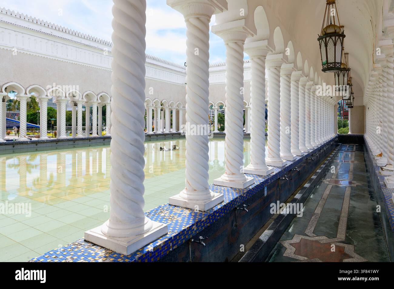 I visitatori osservano la sala di ablizione rituale della Moschea Masjid Omar Ali Saifuddien a Brunei durante il giorno Foto Stock