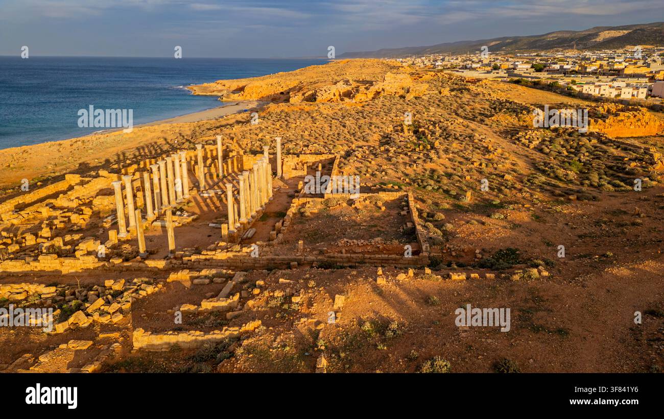 Esplorazione delle rovine dell'antica Apollonia nella Libia orientale sulla costa e riflessione sulla storia del passato Foto Stock