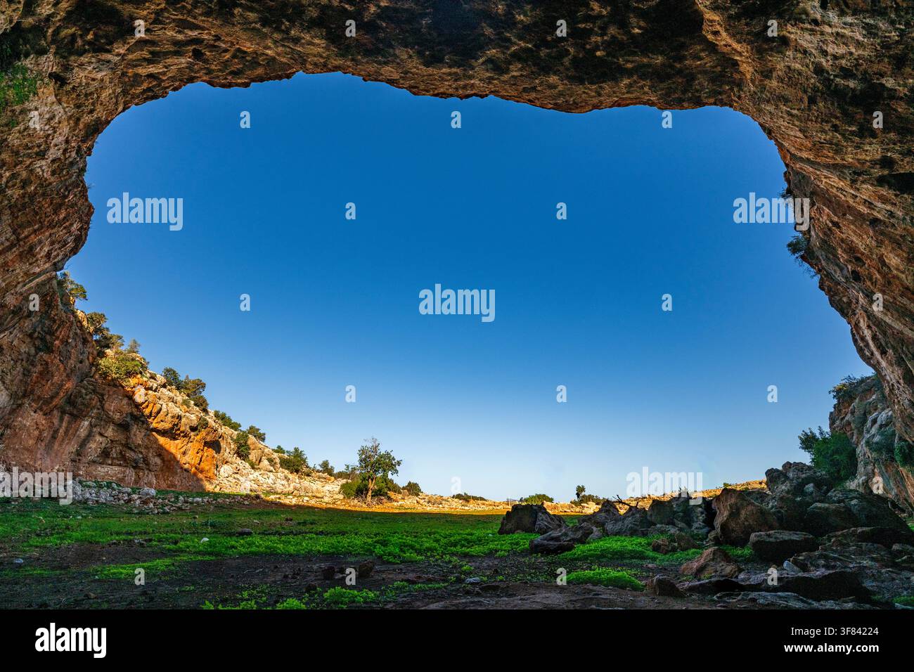 Esplorazione della grotta di Haua Fteah con resti umani antichi risalenti a 20000 anni fa nella Libia orientale Foto Stock