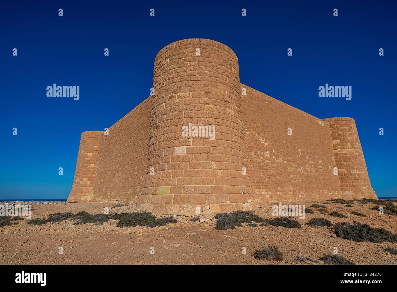 Il cimitero della Seconda Guerra Mondiale a Tobruk mostra tombe militari tedesche nel paesaggio della Libia sotto un cielo sereno Foto Stock