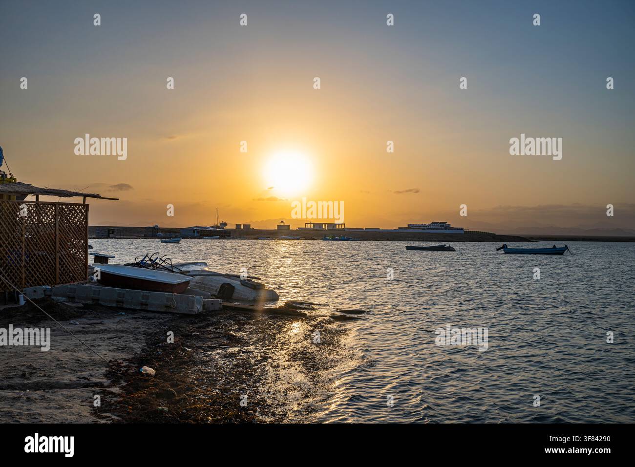 Le viste al tramonto al campo di Arous sul Mar Rosso in Sudan creano una perfetta conclusione della giornata Foto Stock