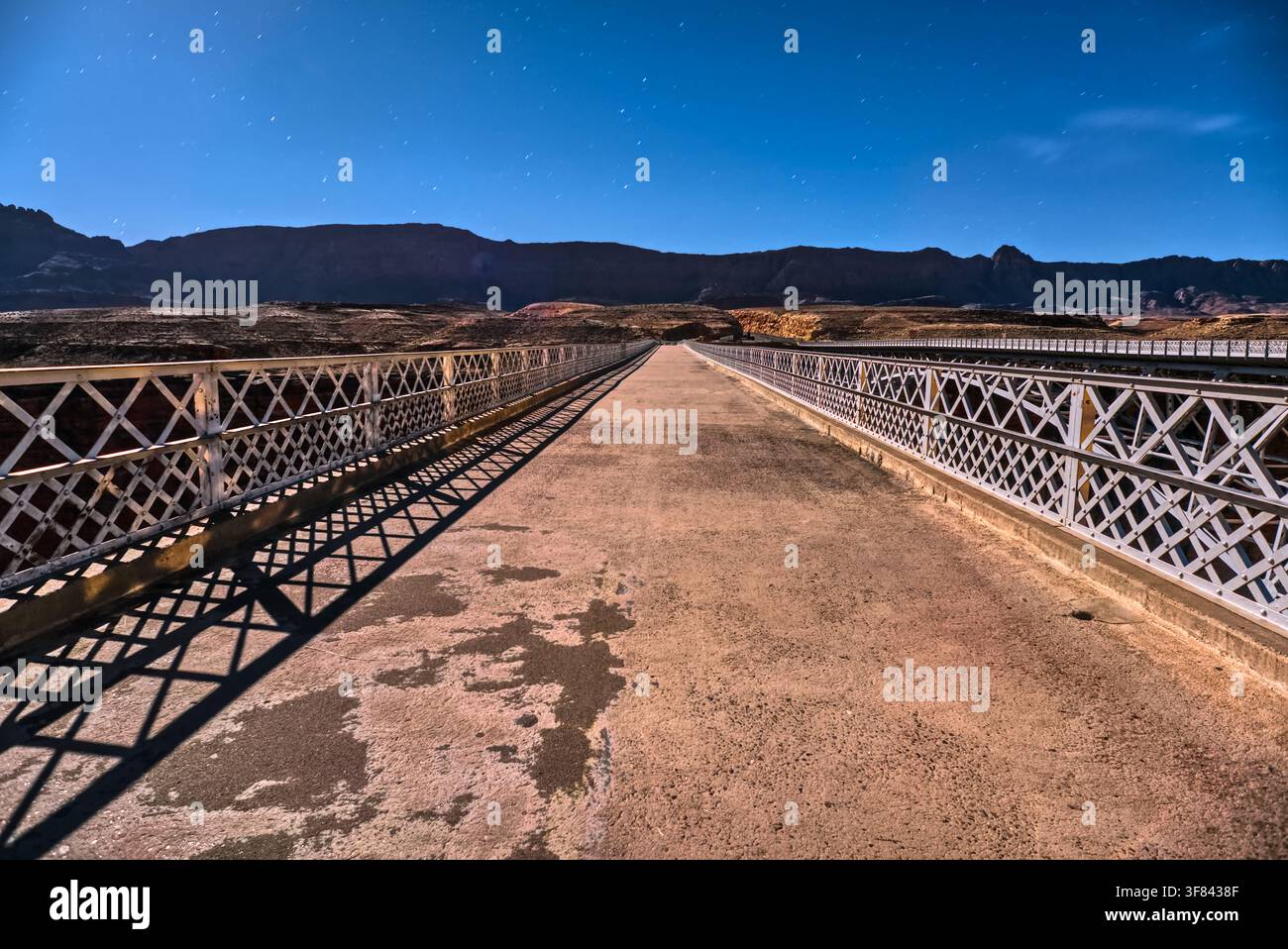 Esplorazione dei Twin Bridges a Navajo Crossing a Marble Canyon sotto la luce della luna in un cielo notturno sereno Foto Stock