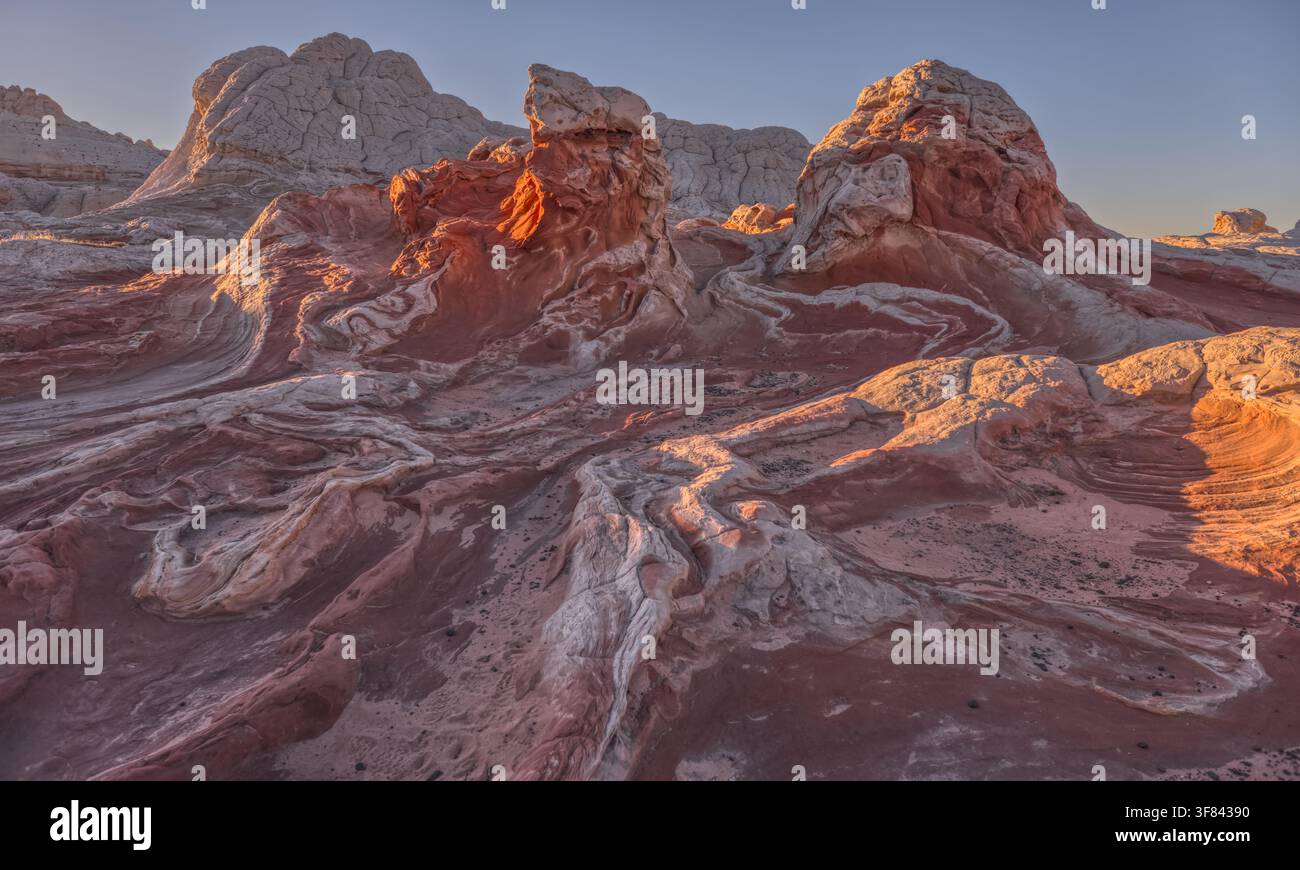 Strati di arenaria colorati mostrano la geologia unica di White Pocket nel Vermilion Cliffs National Monument in Arizona Foto Stock