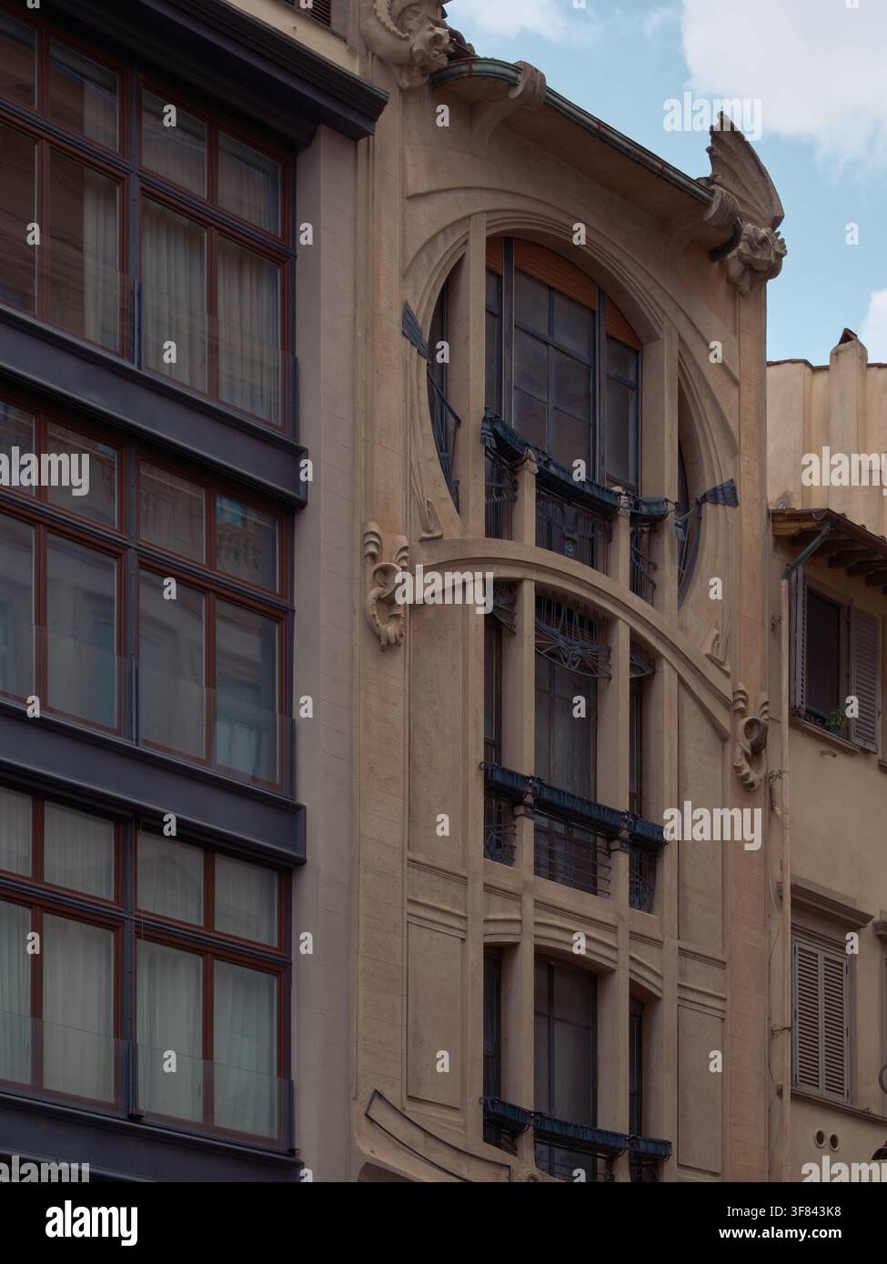 Dettaglio architettonico di un edificio storico di Firenze con finestre alte ed elementi decorativi sulla facciata in Toscana, Italia. Foto Stock