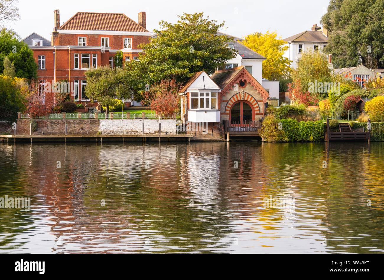 Riflessi delle case sul fiume lungo il Tamigi a Kingston upon Thames a Londra in una giornata limpida Foto Stock
