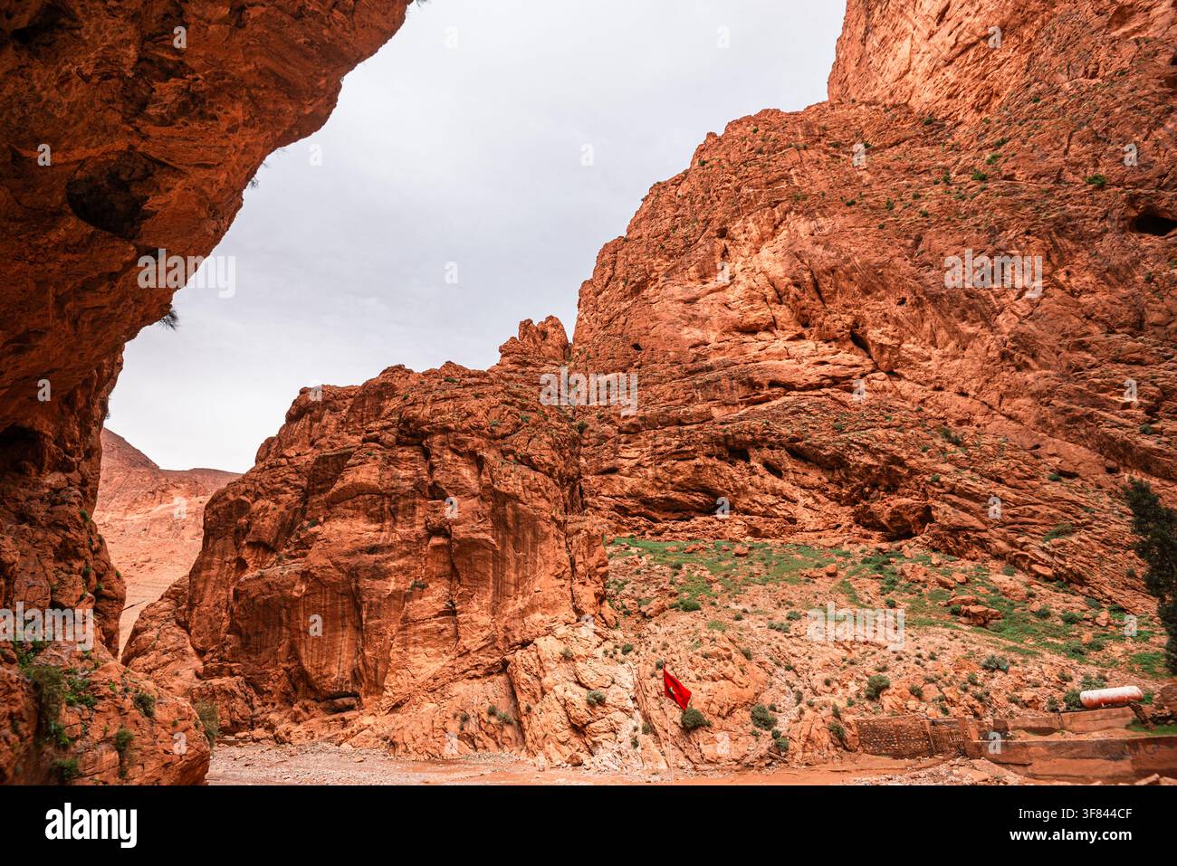 Scogliere di calcare rosso creano un ingresso mozzafiato alla Gola di Todra nella regione di Tinghir in Marocco Foto Stock