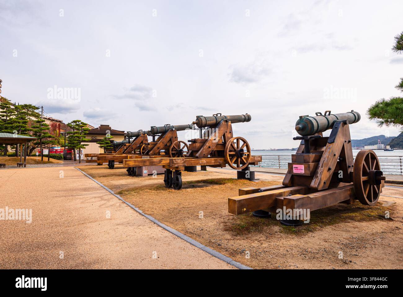 Cannoni storici segnano il lungomare del porto di Moji, mostrando la storia marittima e il commercio a Kitakyushu, Giappone Foto Stock