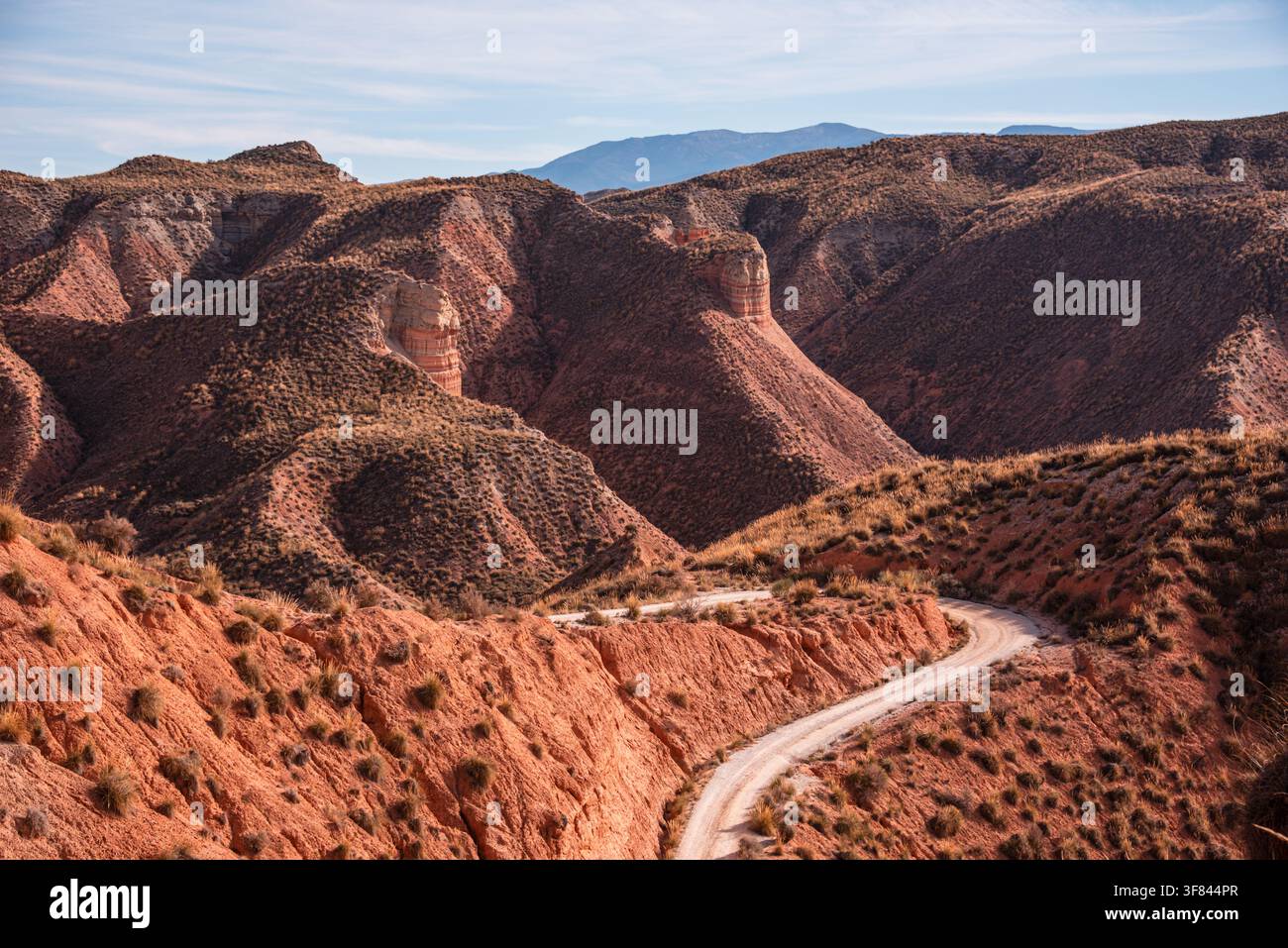 Strada sterrata tortuosa attraversa le Badlands nel deserto di Gorafe nel nord-est della provincia di Granada, Spagna Foto Stock